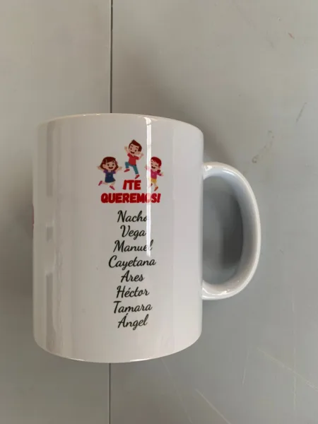 Taza con nombres: muestra de trabajo de STAMPACOS