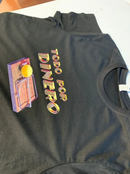 Diseño sobre camiseta oscura: muestra de trabajo de STAMPACOS
