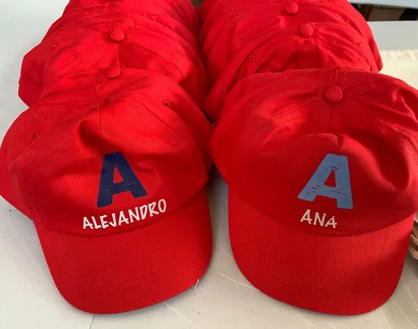 Gorras con nombres: muestra de trabajo de STAMPACOS