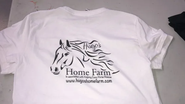 Camiseta Home Farm blanca: muestra de trabajo de STAMPACOS