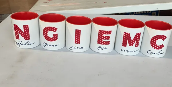 Tazas con iniciales rojas: muestra de trabajo de STAMPACOS