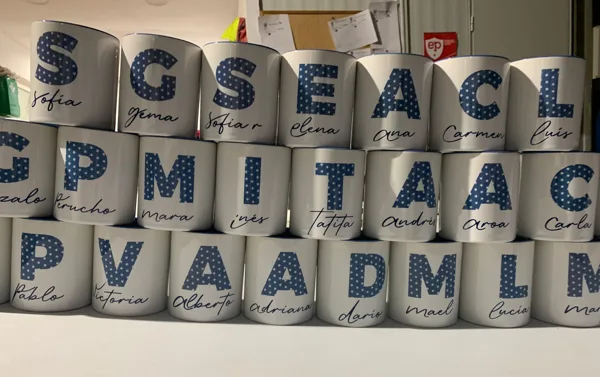 Tazas con iniciales azules: muestra de trabajo de STAMPACOS
