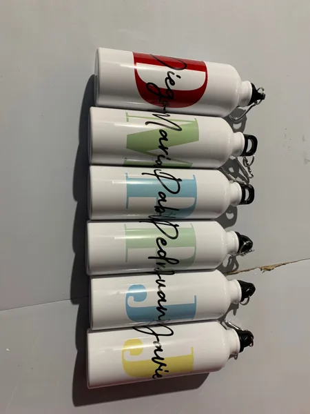 Botellas con letras: muestra de trabajo de STAMPACOS