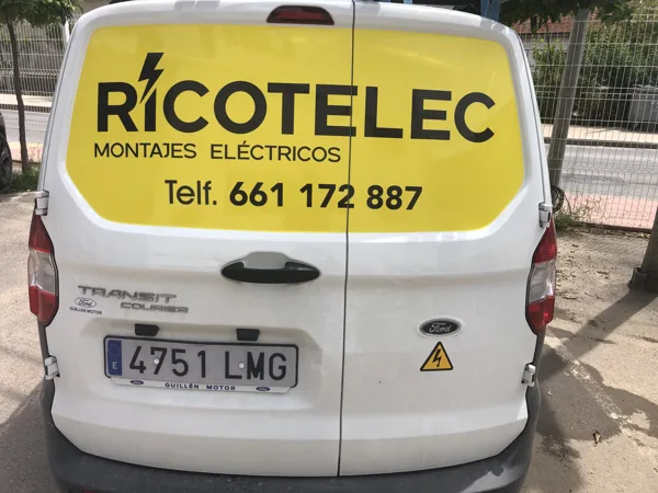 Rotulación trasera de vehículo: muestra de trabajo de STAMPACOS