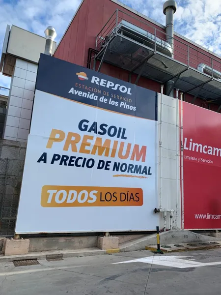 Cartel para estación de servicio: muestra de trabajo de STAMPACOS