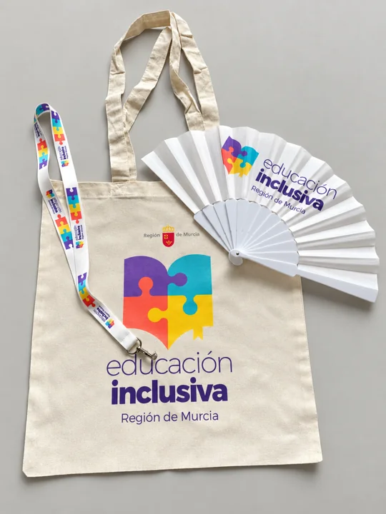 Educación inclusiva · bolsa, abanico y lanyard: fotografía real de un trabajo realizado en STAMPACOS